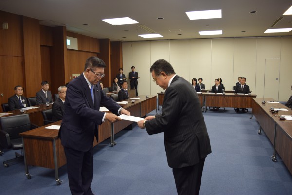 秋田県知事より要望書を村岡県連合会長へ